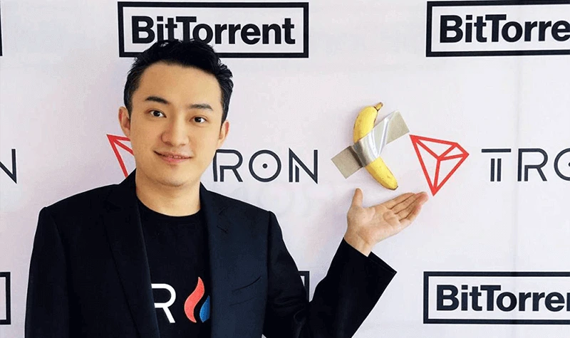 Justin Sun junto a la obra Comedian