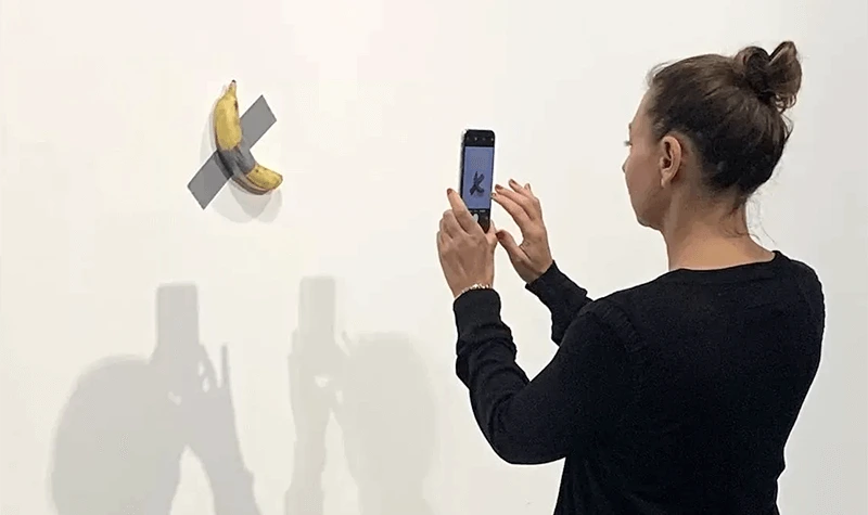Millones de dólares por un plátano pegado a una pared con cinta adhesiva 2