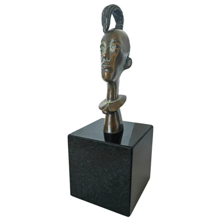 Gonzalo Cienfuegos escultura en bronce sobre base de granito Dolores