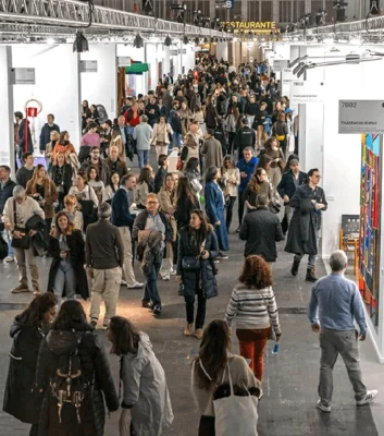 Visitantes recorriendo los stands de galerías de arte contemporáneo en ARCOmadrid 2026