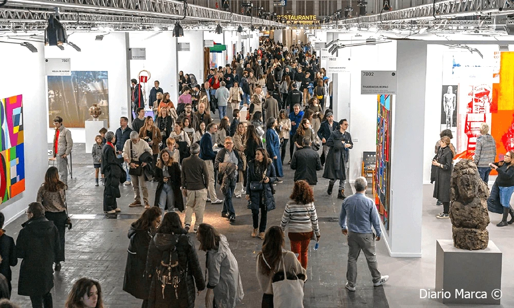 Visitantes recorriendo los stands de galerías de arte contemporáneo en ARCOmadrid 2026