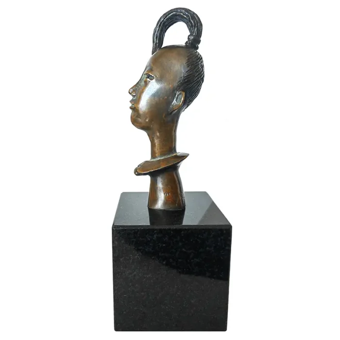 Escultura Dolores Gonzalo Cienfuegos izq