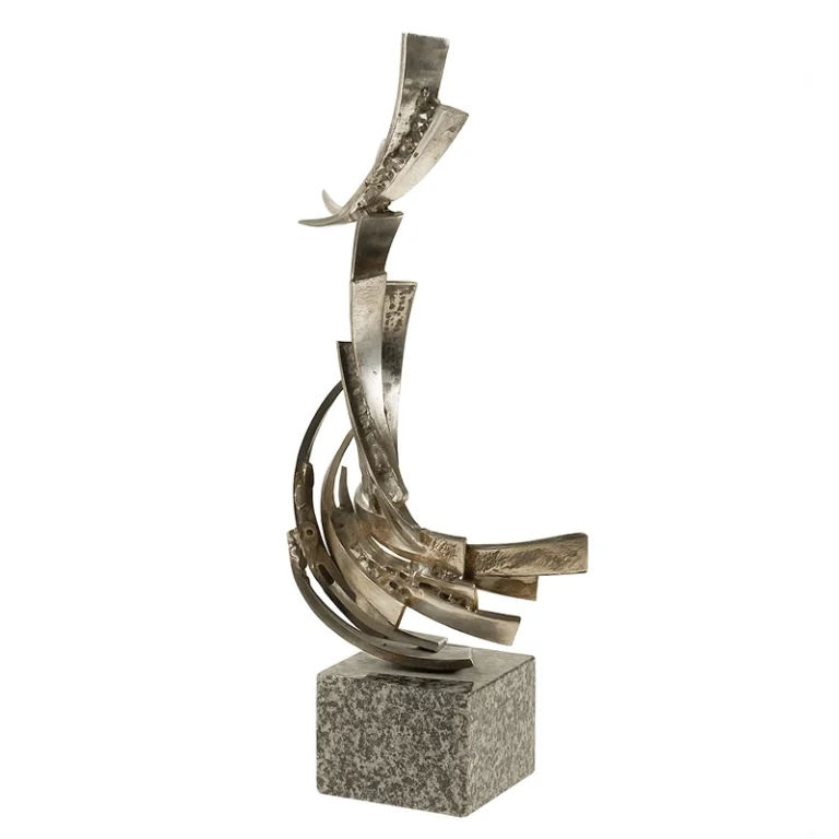 Escultura en acero sobre base de granito gris