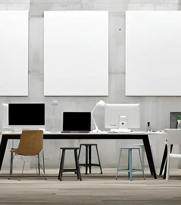 Cuadros de arte moderno en sala de reuniones de empresa chilena para beneficios tributarios SII